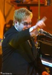 Elton John: Dance-Musik unter der Dusche