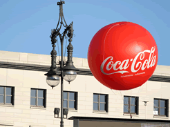 Coke Festival of Happiness: Hits und Kaelte am Brandenburger Tor in Berlin