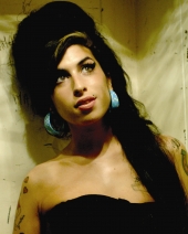 Amy Winehouse: Statue in London enthuellt