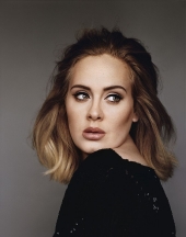 Adele kuesst einen Fan