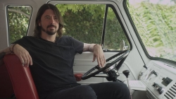 Foo Fighters: Dave Grohl bricht sich schon wieder fast das Bein
