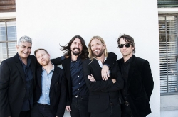 Foo Fighters: Dave Grohl stuerzt wieder von der Buehnen in Goeteborg