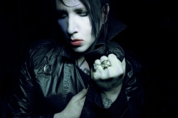 Marilyn Manson zwang Fan zum Buehnen-Striptese