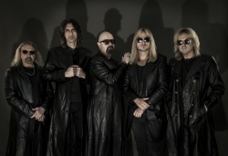 Judas Priest-Saenger  Rob Halford kickt Fan Handy aus der Hand