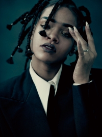 Rihanna laesst negative Kommentare abprallen