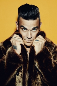 Robbie Williams tanzt Mark Owen auf dem Kopf herum