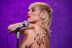 Miley Cyrus enthuellt Tracklist von 'Plastic Hearts'
