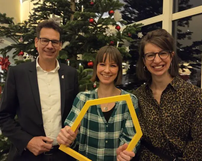 Foto zur News Christina Stürmer besucht Familien im Ronald McDonald Haus München – Christina Stürmer vom 09.12.2025