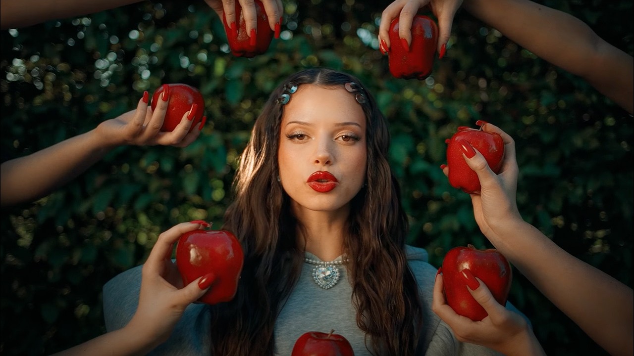 Video starten: Nina Chuba – Wenn das Liebe ist