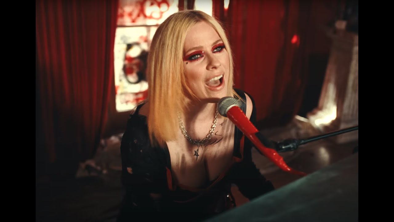 Avril Lavigne feat. YUNGBLUD – I'm A Mess