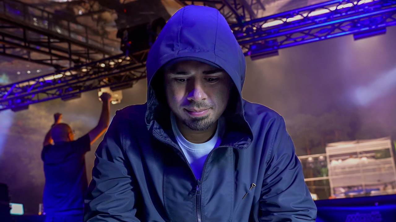 Video starten: AFROJACK – Never Forget You