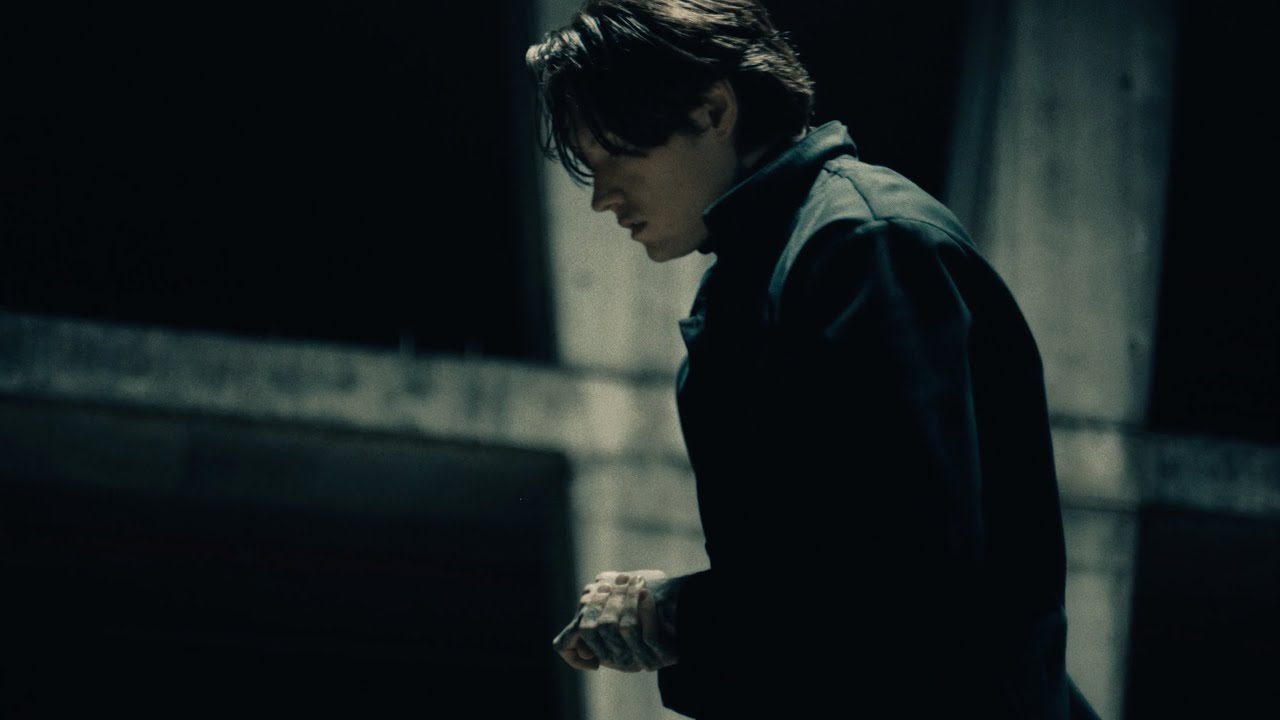 Video starten: Bad Omens – Dying To Love