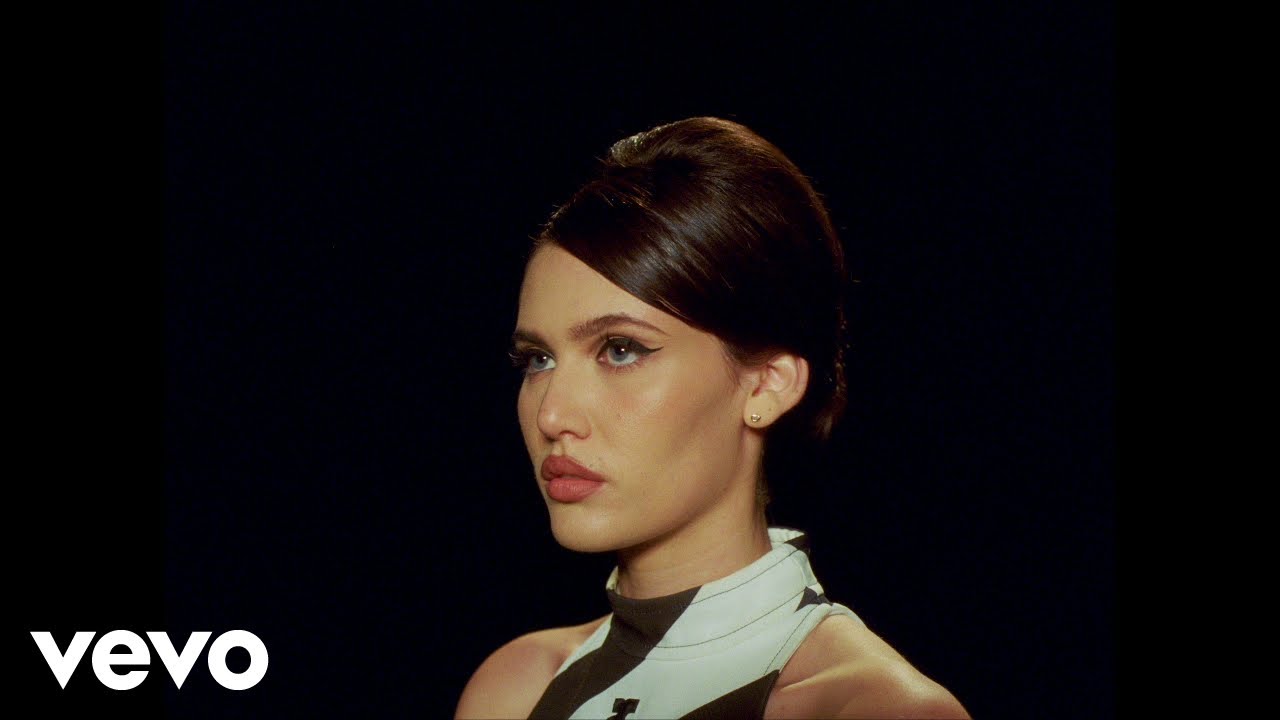 Video starten: Sienna Spiro – The Visitor