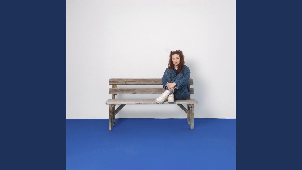 Video starten: Lia Nell – Bank an der Wand