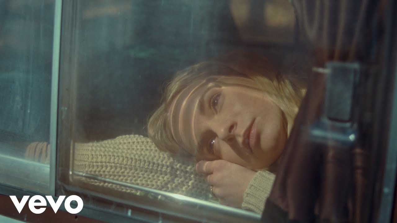 Video starten: Julia Engelmann – Rasierwasser & Kastanien