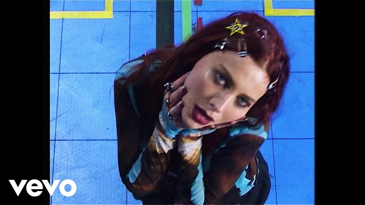 Video starten: Amber Van Day – Freak Show