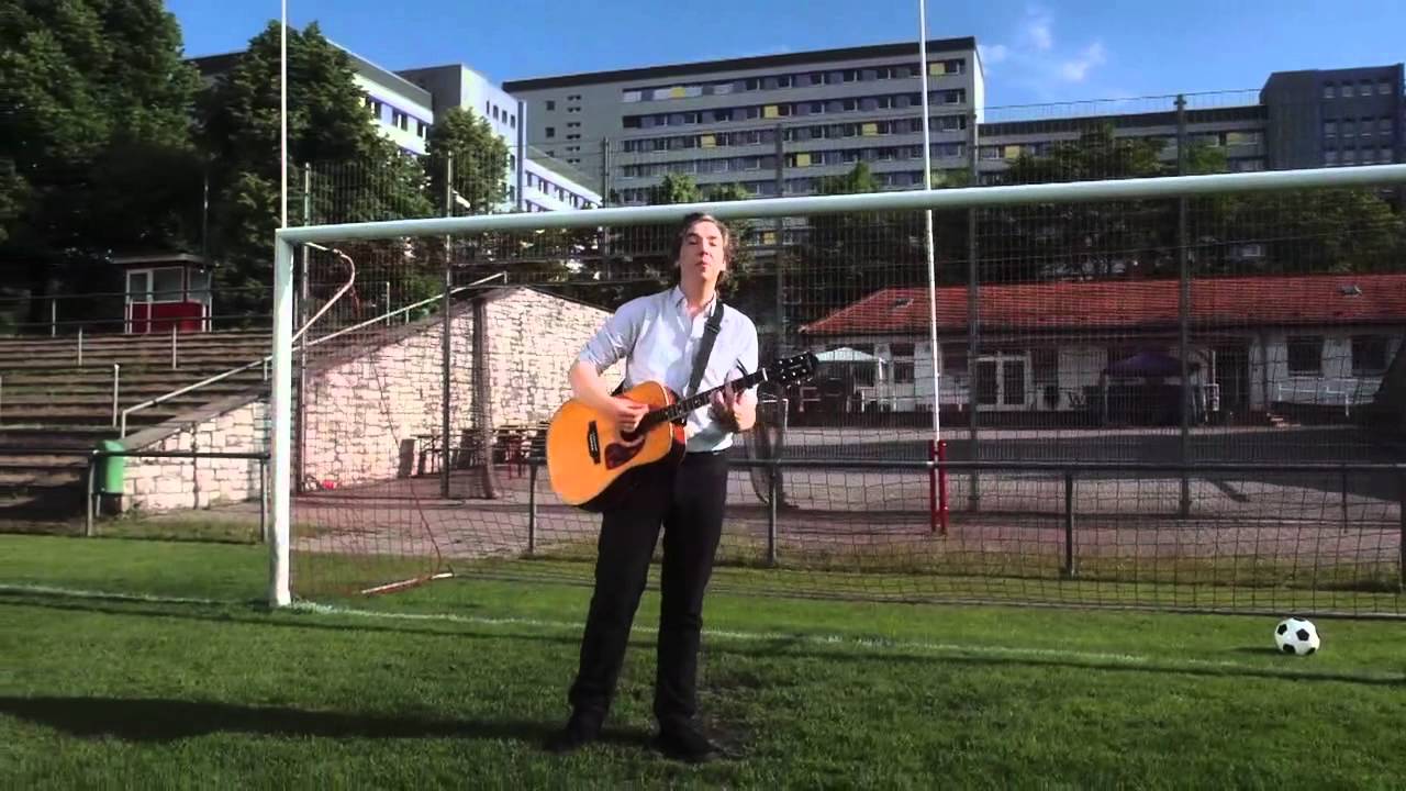 Video starten: Olli Schulz – Spielerfrau