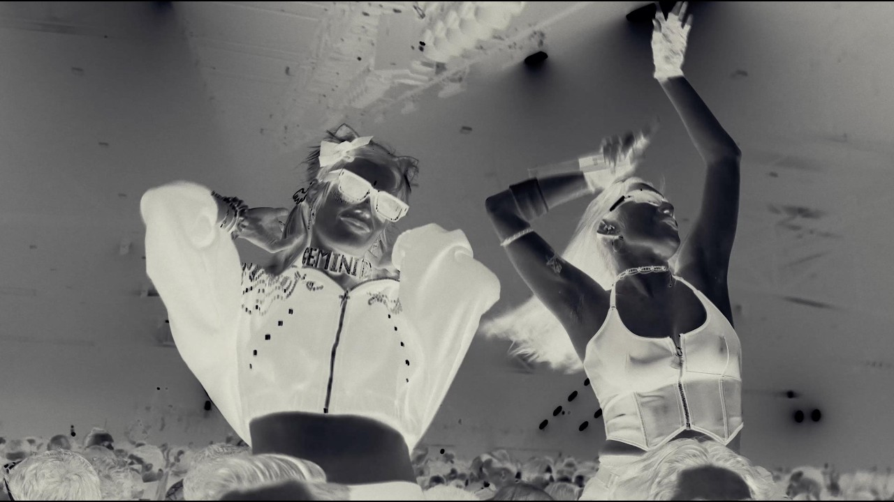 Video starten: Dimitri Vegas & Like Mike, Marlon Hoffstadt & DJ Konik – Makina Time
