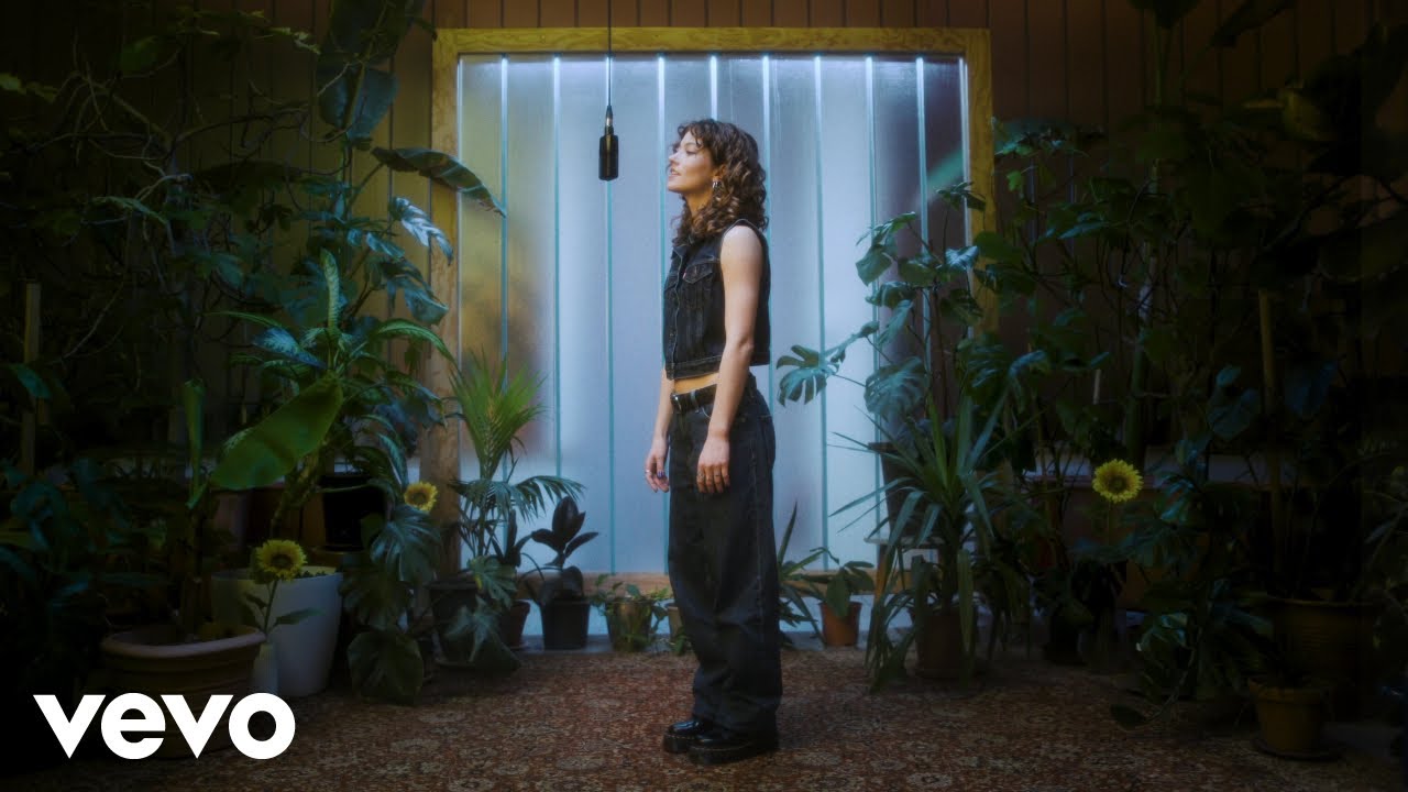 Video starten: LUANA – Okay