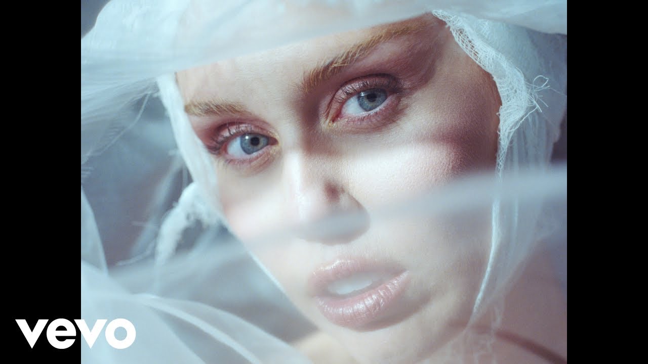 Video starten: Miley Cyrus feat. Lindsey Buckingham & Mick Fleetwood – Secrets