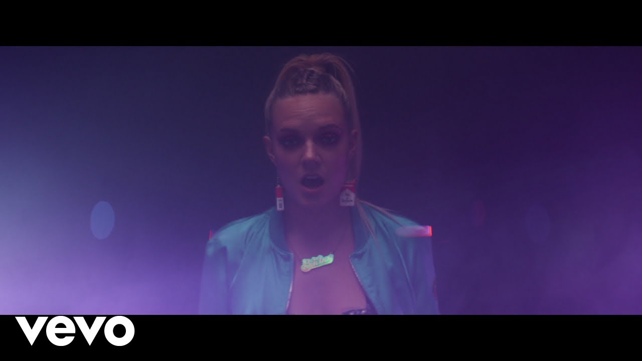 Tove Lo feat. ALMA, Charli XCX, Icona Pop & Elliphant – Bitches