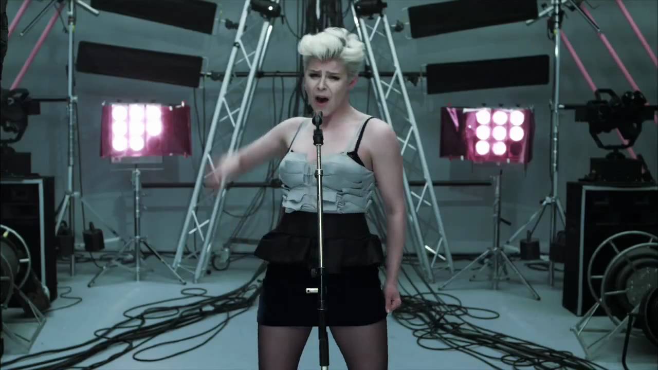 Video starten: Robyn – Dancing On My Own