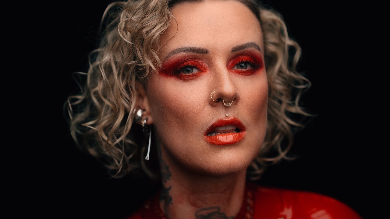 Video starten: YAENNIVER & Eunique – ANGRY WOMEN