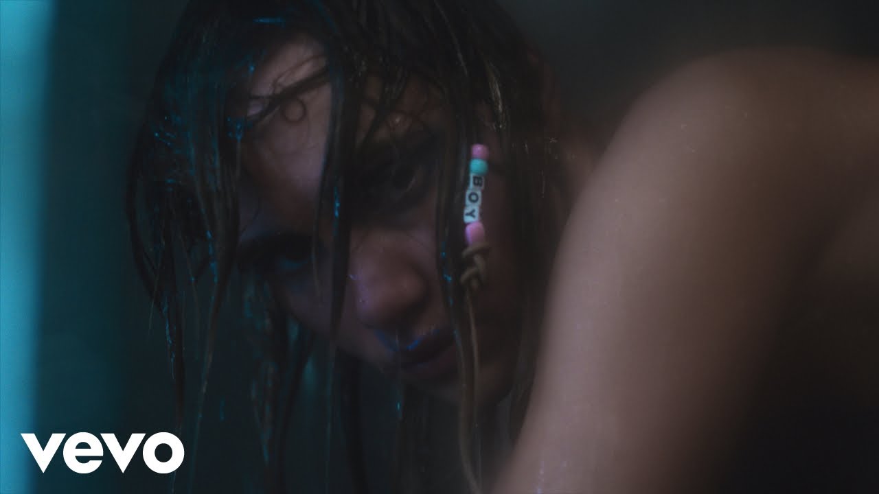 Video starten: Suki Waterhouse – When I Get Drunk (I Want You Boy)