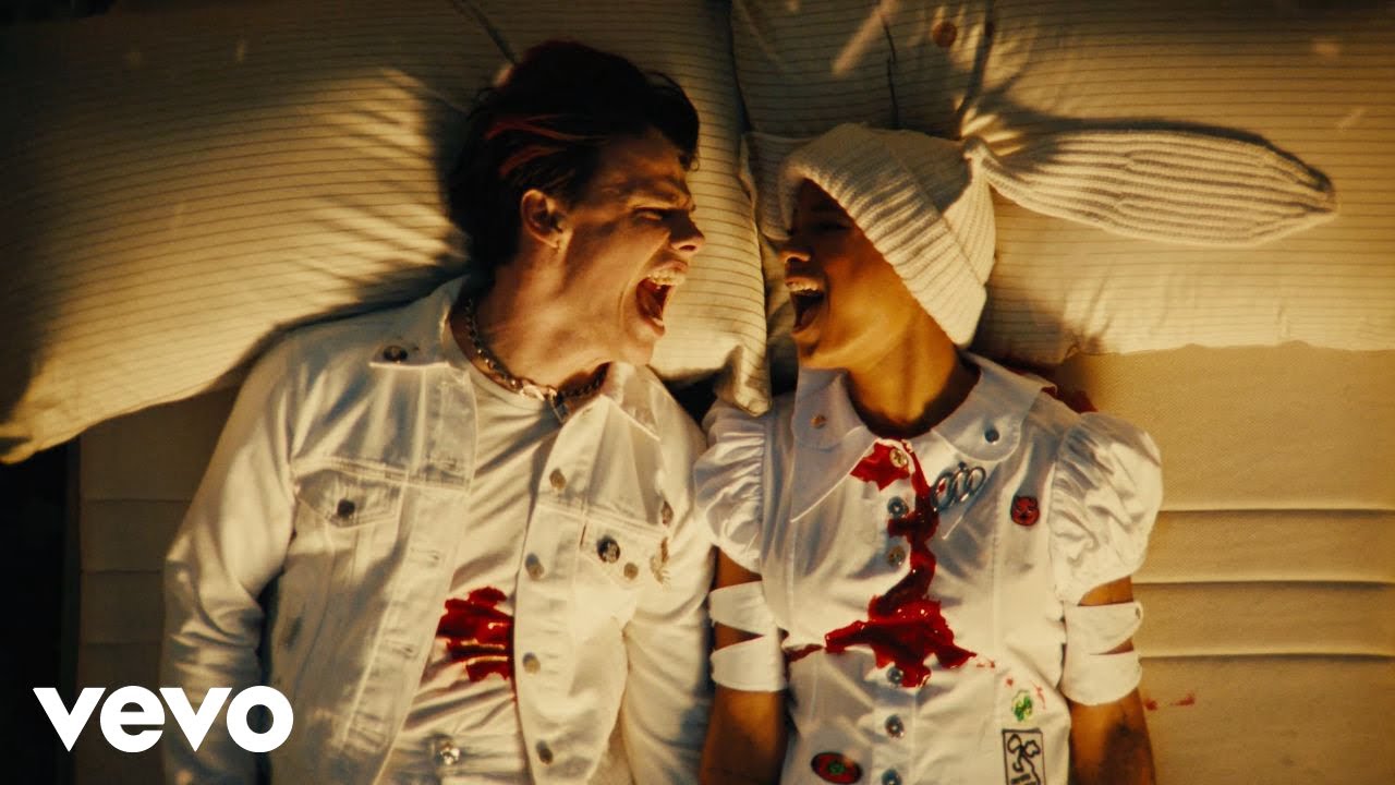 Video starten: Yungblud & Willow – Memories
