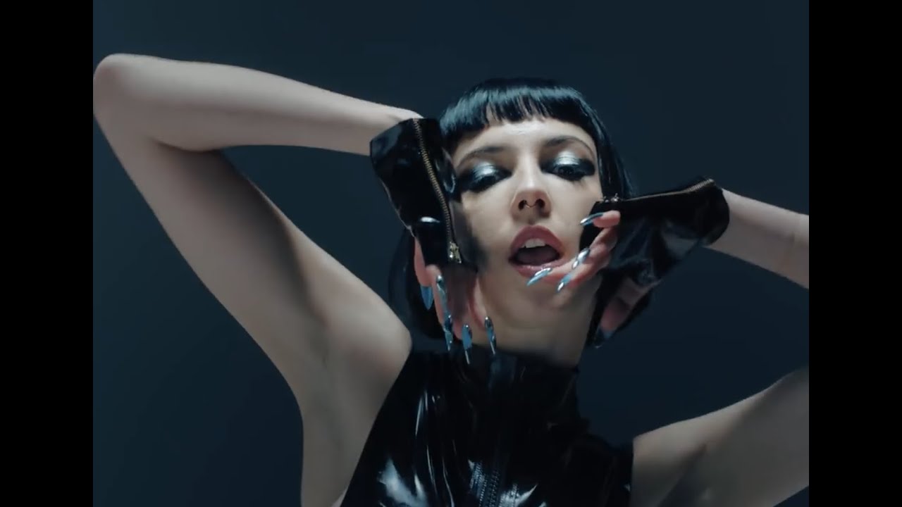 Video starten: Domiziana – Ohne Benzin