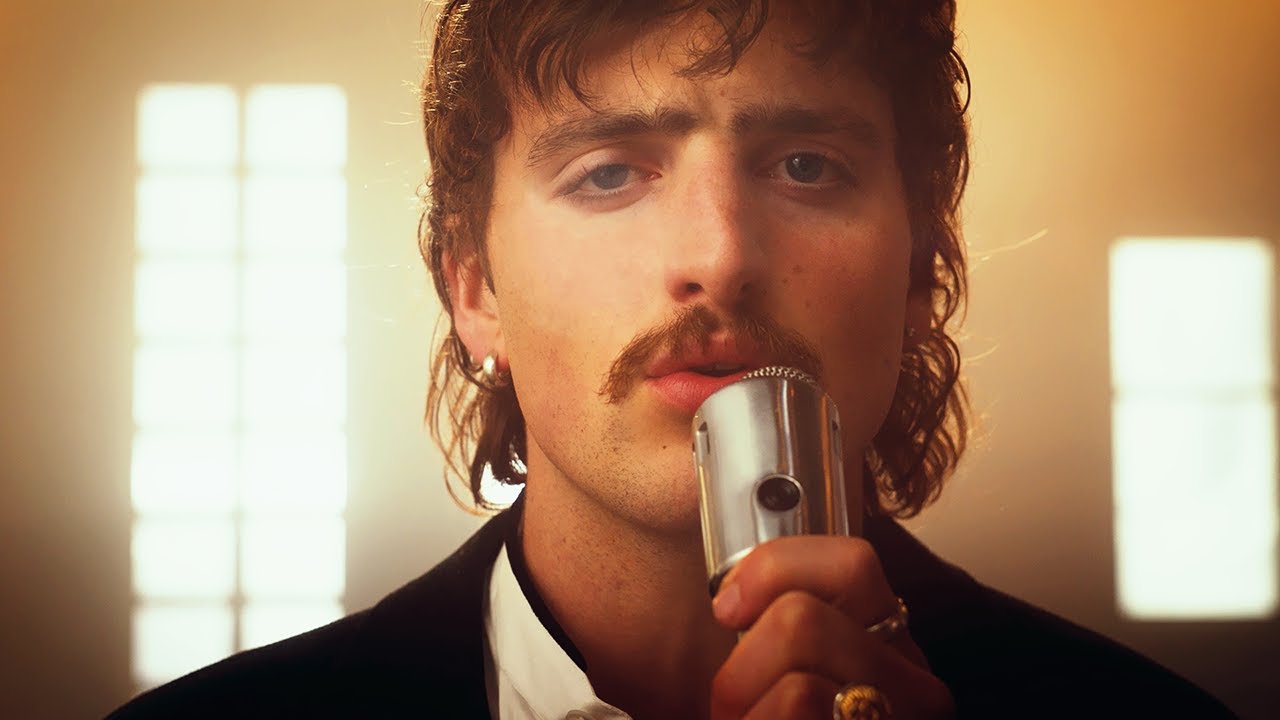 Video starten: Benson Boone – Momma Song