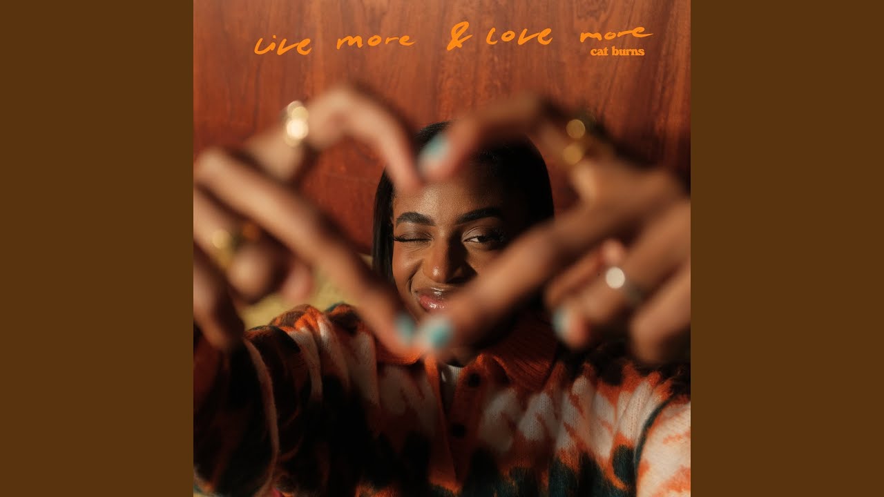 Video starten: Cat Burns – live more & love more