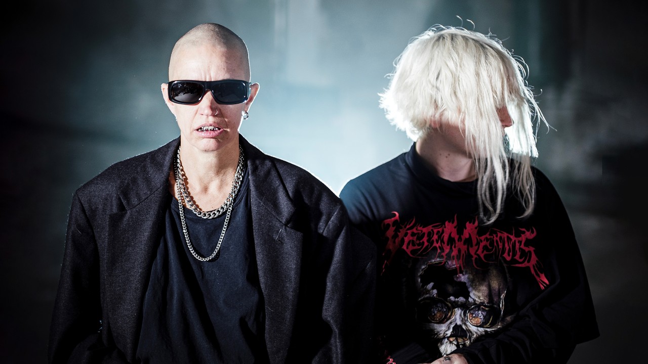 Video starten: THÉA & Rebeka Warior – LÉTAL