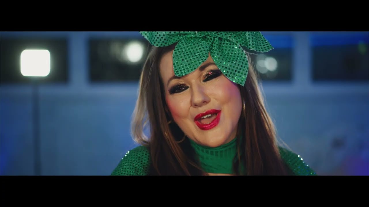 Video starten: Angela Henn & Dennis Klak – Erdbeerbecher