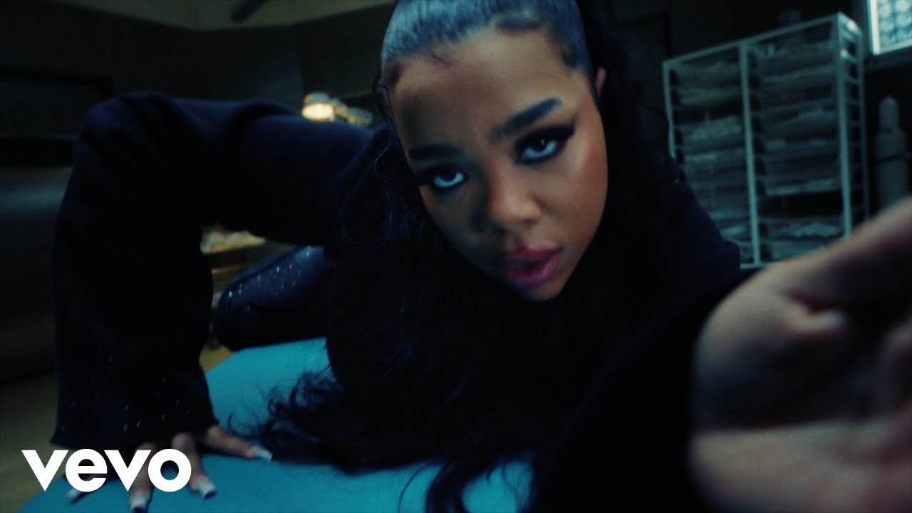 Video starten: Zoe Wees – Traitor