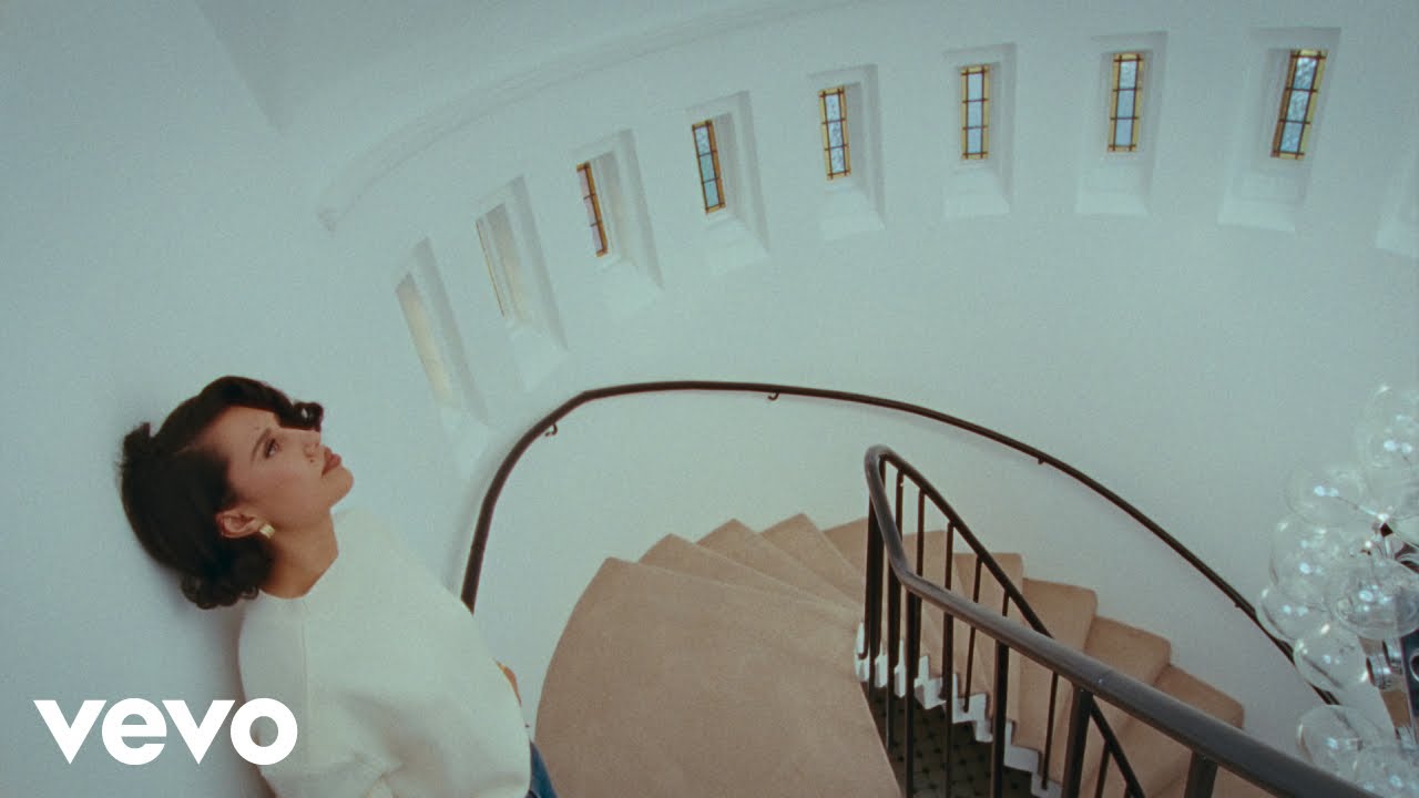 Video starten: Mark Ronson & RAYE – Suzanne