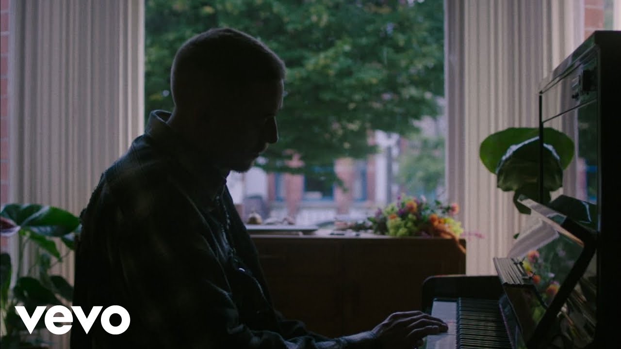 Dermot Kennedy – Sunday