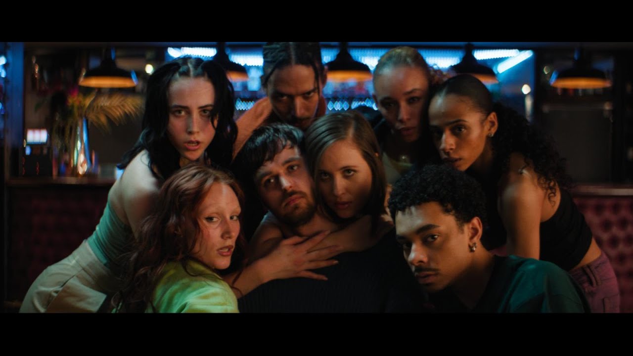 Video starten: Alice Merton – Charlie Brown