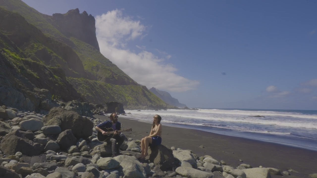 Video starten: Alice Merton – run away girl (black sands version)