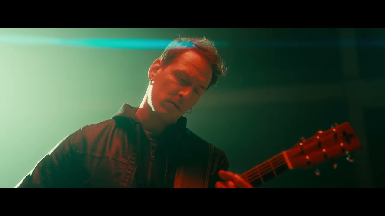Video starten: Riku Rajamaa – Hold Me Close