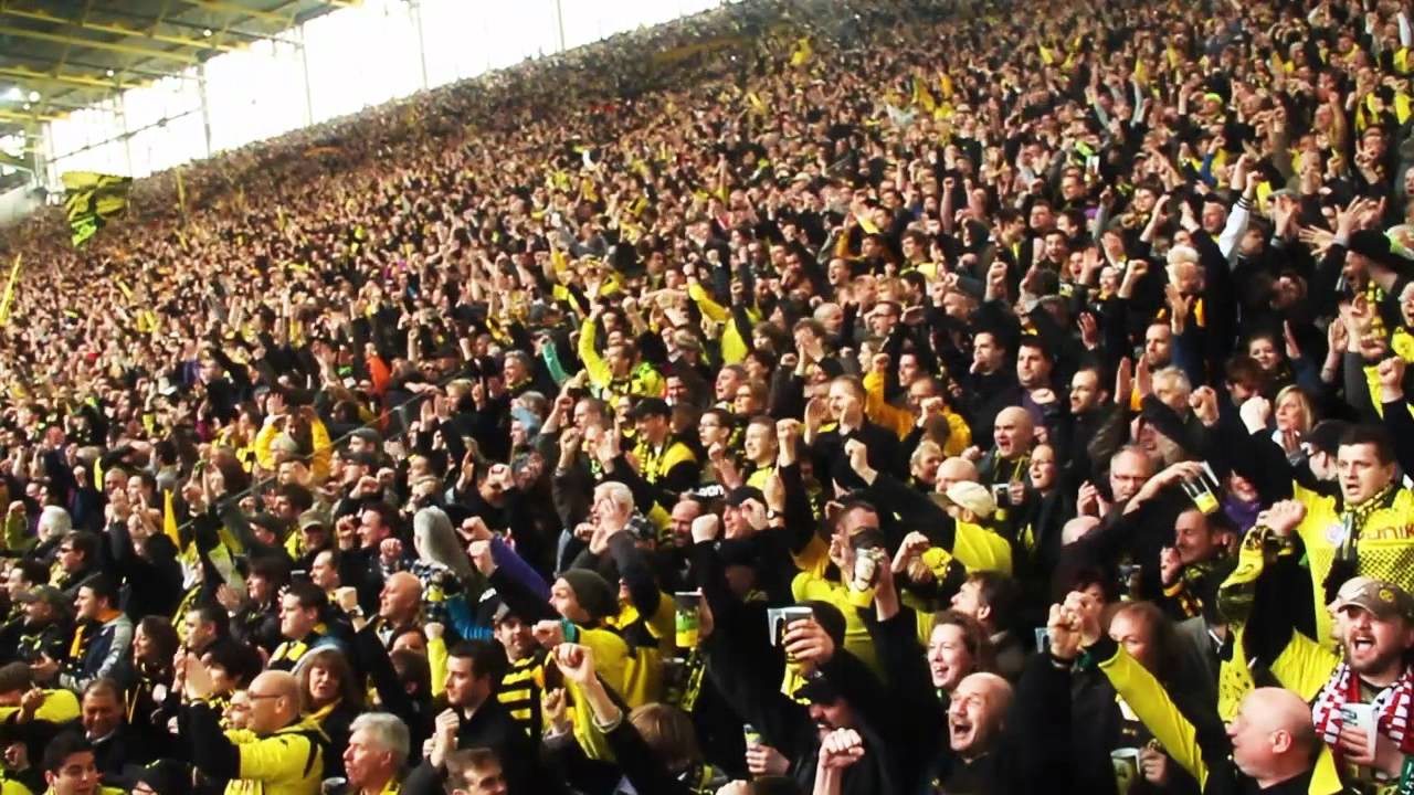 Video starten: Norbert Dickel & der BVB-Jahrhundertchor – Borussia, schenk uns die Schale
