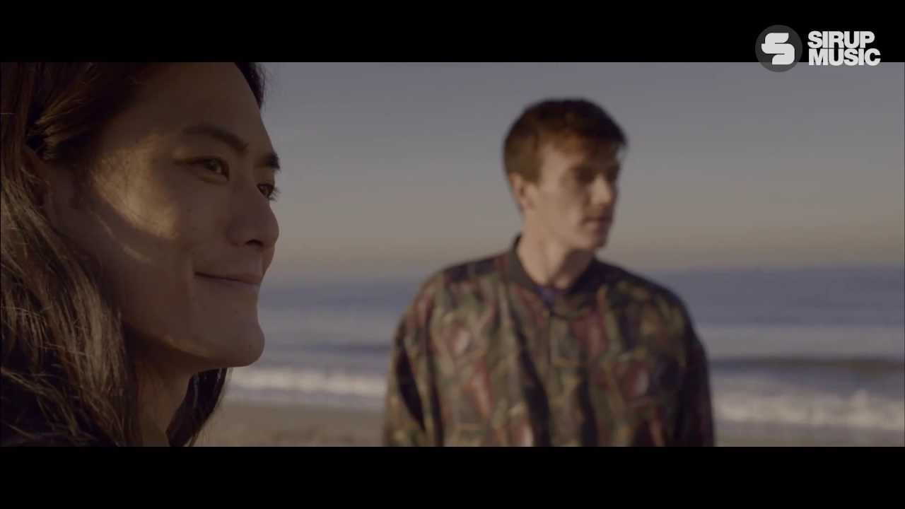 Video starten: Axwell – Center Of The Universe