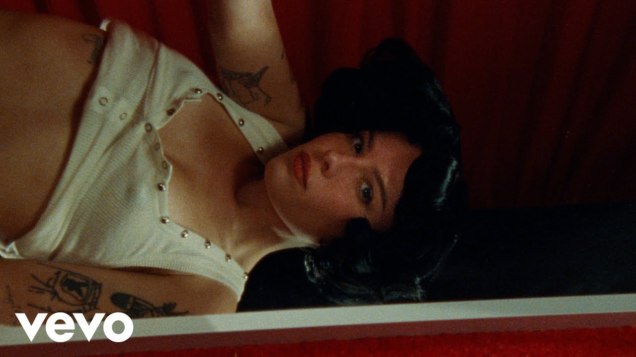 Video starten: Halsey – Safeword