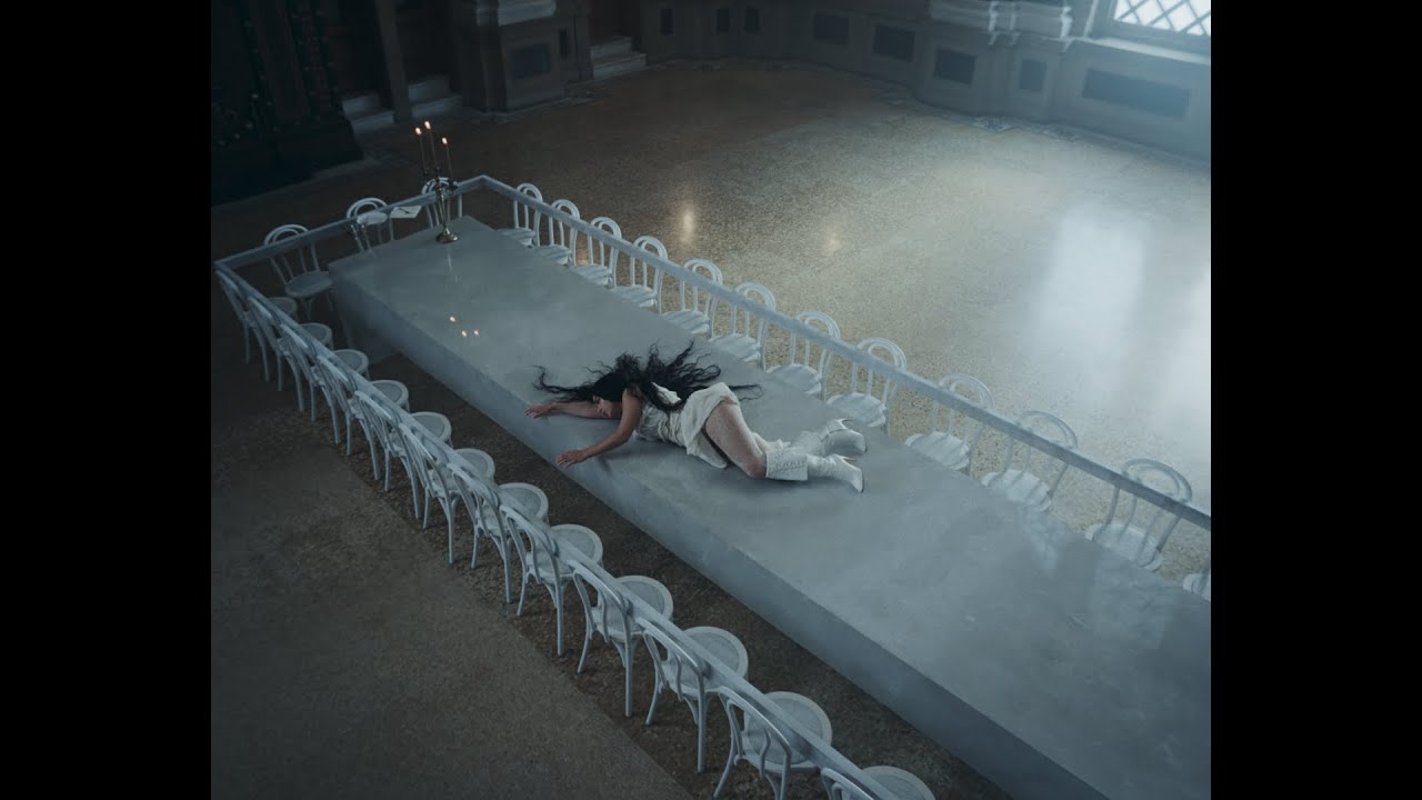 Charli XCX – Chains of Love