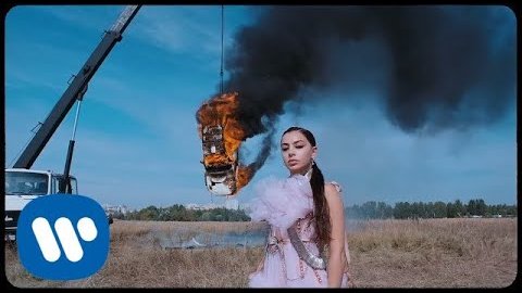 Charli XCX – White Mercedes