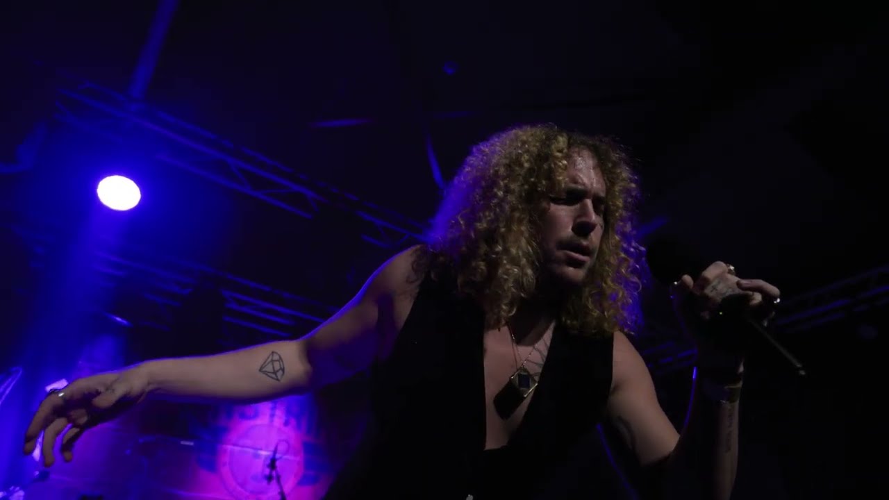Video starten: Airstrike – Fallen Angels