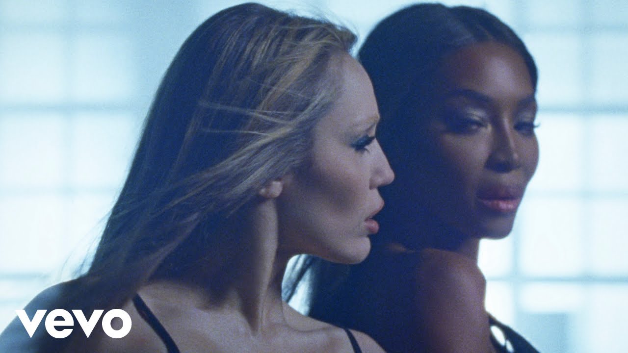 Video starten: Miley Cyrus feat. Naomi Campbell – Every Girl You've Ever Loved