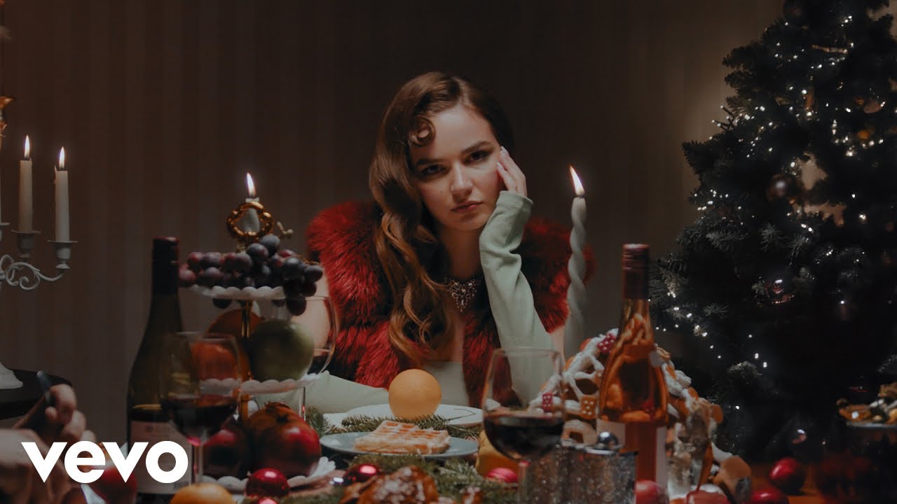 Video starten: Julia Meladin – Mrs. Grinch