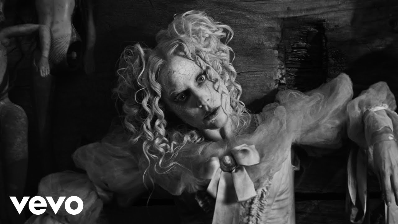 Video starten: Lady Gaga – The Dead Dance