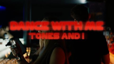 Video starten: Tones And I – Dance With Me